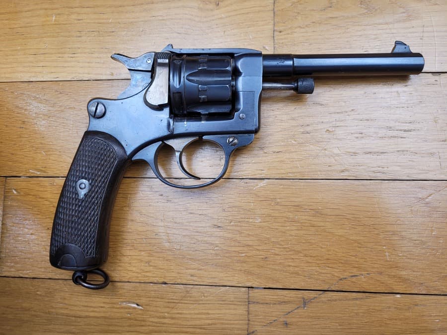 Revolver MAS Modèle 1892 sur parquet ancien, finition d'origine.